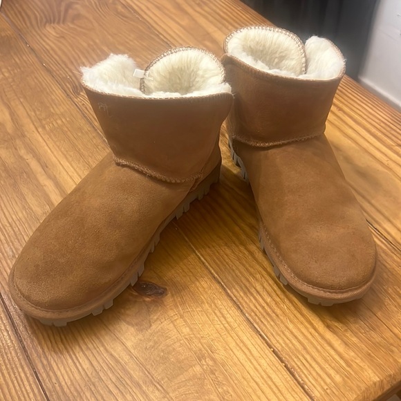Tommy Bahama Shoes - Tommy Bahama Womens Cozy Short Boots Size 9